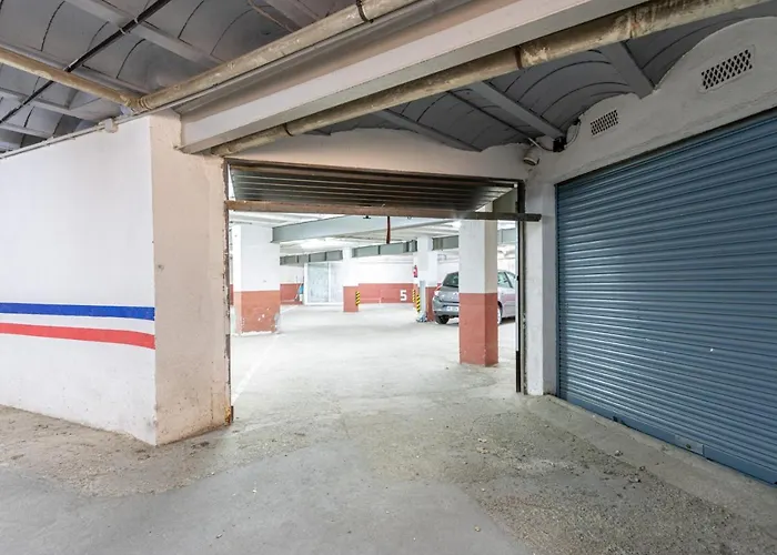Apart-rent Av Rhode 2006 *
